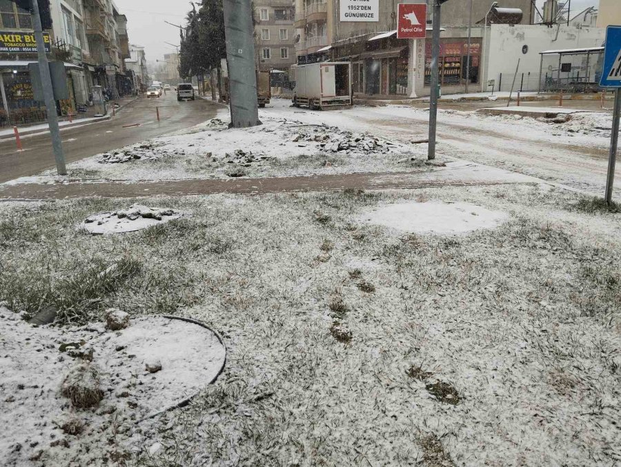 Antalya’nın Korkuteli İlçesinde Kar Yağışı Başladı