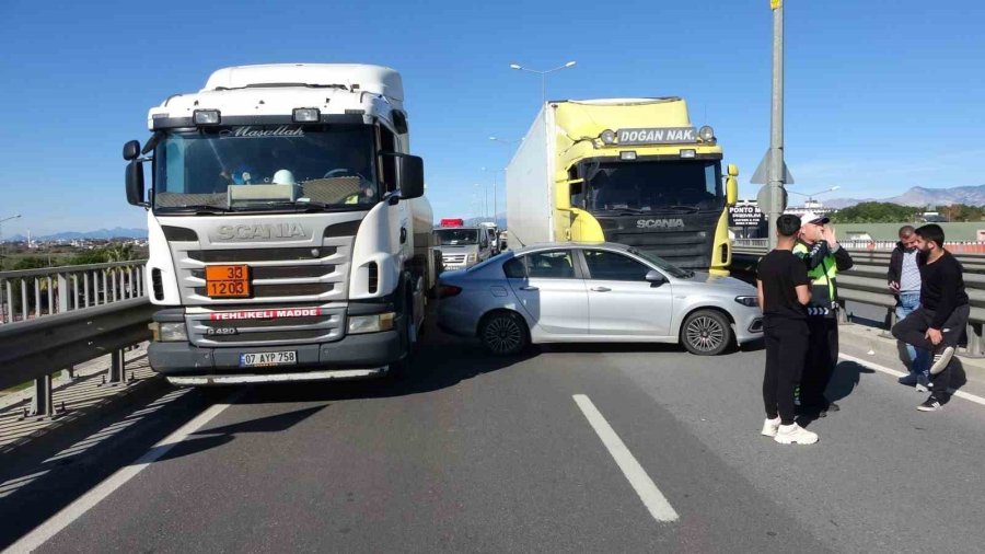 Tır Çarptığı Otomobili Önünde Sürükledi, Şans Eseri Kimse Yaralanmadı