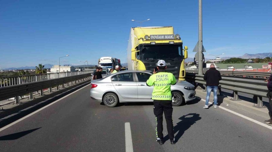 Tır Çarptığı Otomobili Önünde Sürükledi, Şans Eseri Kimse Yaralanmadı