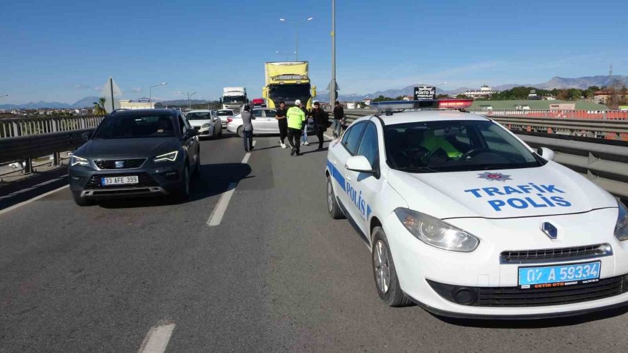 Tır Çarptığı Otomobili Önünde Sürükledi, Şans Eseri Kimse Yaralanmadı