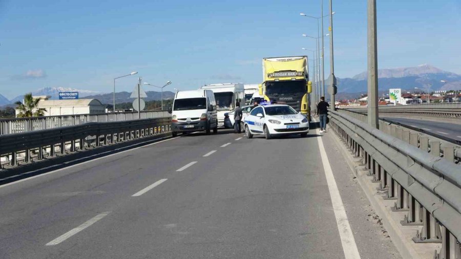 Tır Çarptığı Otomobili Önünde Sürükledi, Şans Eseri Kimse Yaralanmadı