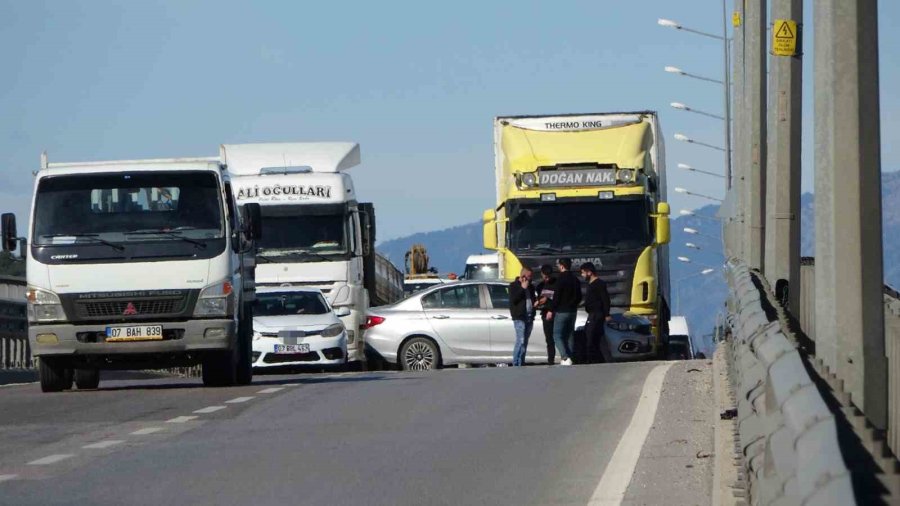 Tır Çarptığı Otomobili Önünde Sürükledi, Şans Eseri Kimse Yaralanmadı