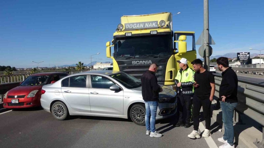 Tır Çarptığı Otomobili Önünde Sürükledi, Şans Eseri Kimse Yaralanmadı