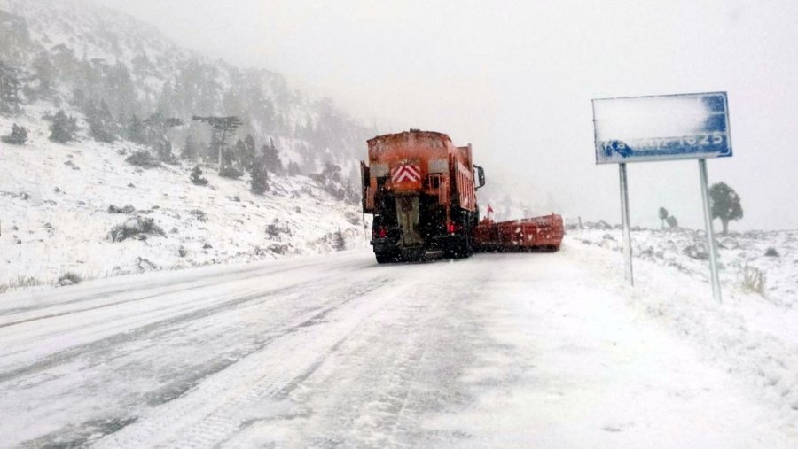 Antalya-konya Karayolu Kar Sebebiyle Bekletilen Tırların Geçişine Açıldı