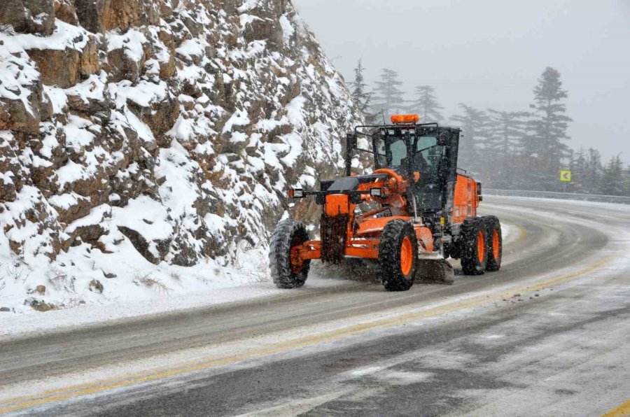 Antalya-konya Karayolu Kar Sebebiyle Bekletilen Tırların Geçişine Açıldı