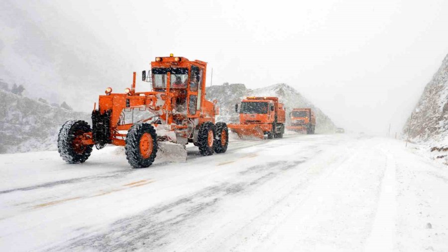 Antalya-konya Karayolu Kar Sebebiyle Bekletilen Tırların Geçişine Açıldı