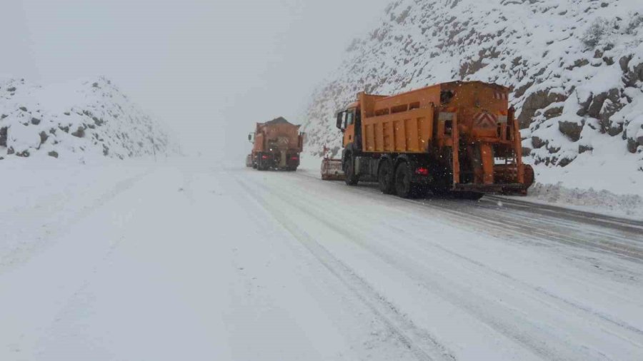 Antalya-konya Karayolu Kar Sebebiyle Bekletilen Tırların Geçişine Açıldı