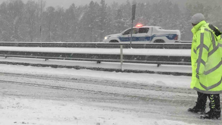 Antalya-konya Karayolu Kar Sebebiyle Bekletilen Tırların Geçişine Açıldı