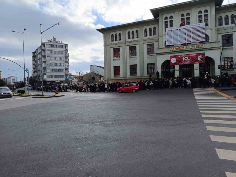 Yüzlerce Vatandaş Sivrihisar Dövme Sucuk Festivali’ne Gitmek İçin Sıraya Girdi