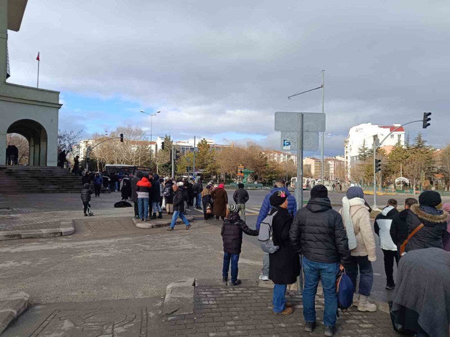 Yüzlerce Vatandaş Sivrihisar Dövme Sucuk Festivali’ne Gitmek İçin Sıraya Girdi