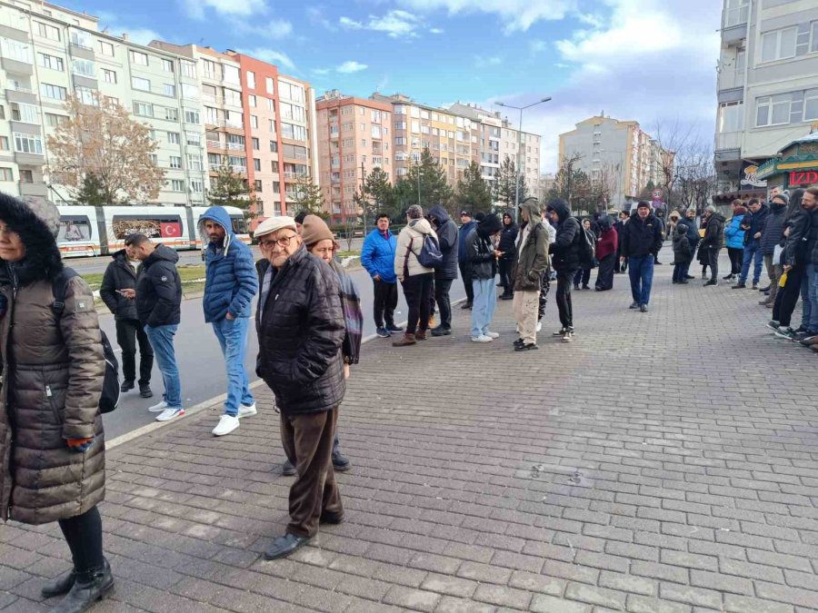 Yüzlerce Vatandaş Sivrihisar Dövme Sucuk Festivali’ne Gitmek İçin Sıraya Girdi