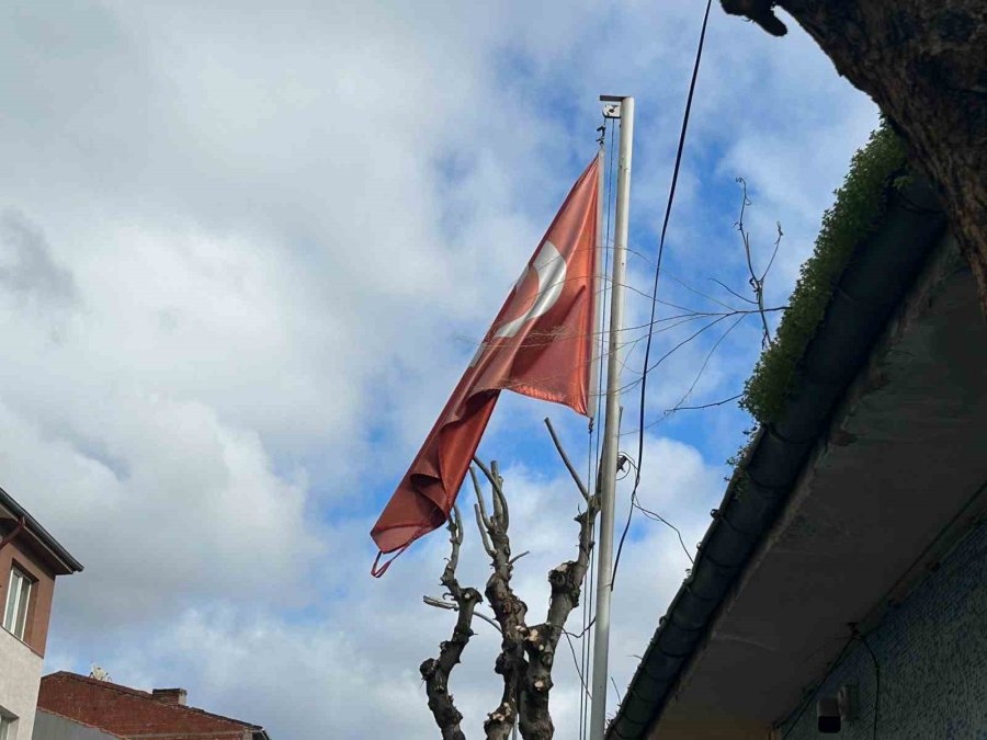 Eskişehir’de Bakımsız Türk Bayrağının Hali Tepkiye Sebep Oldu