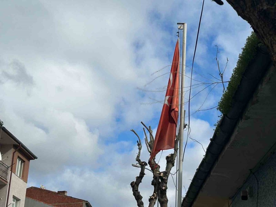 Eskişehir’de Bakımsız Türk Bayrağının Hali Tepkiye Sebep Oldu