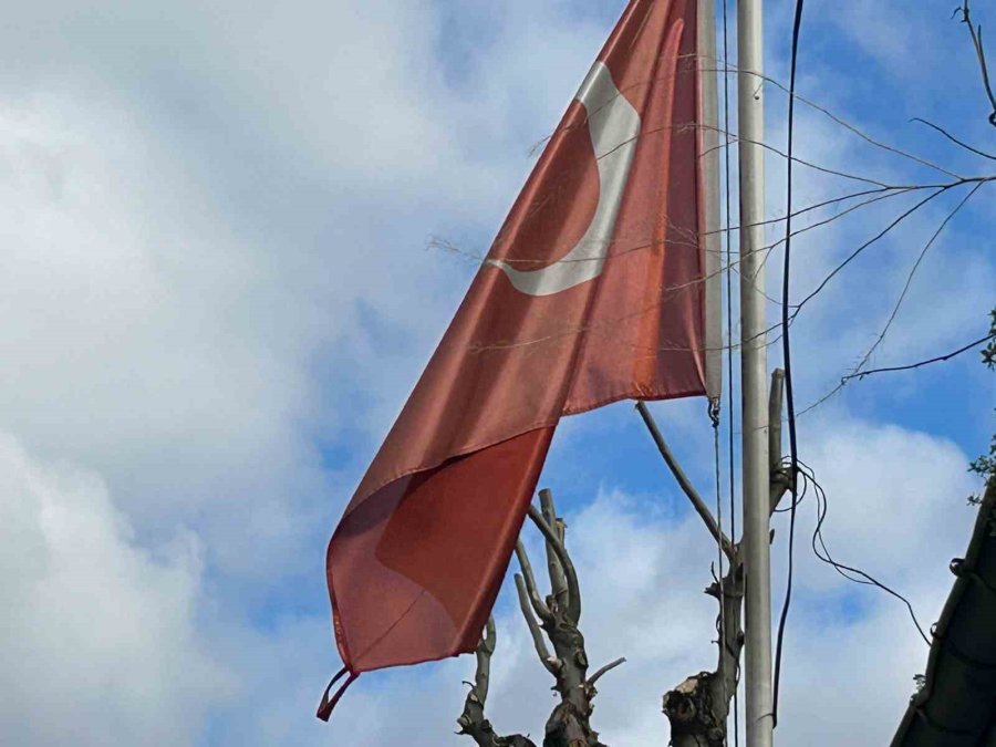 Eskişehir’de Bakımsız Türk Bayrağının Hali Tepkiye Sebep Oldu