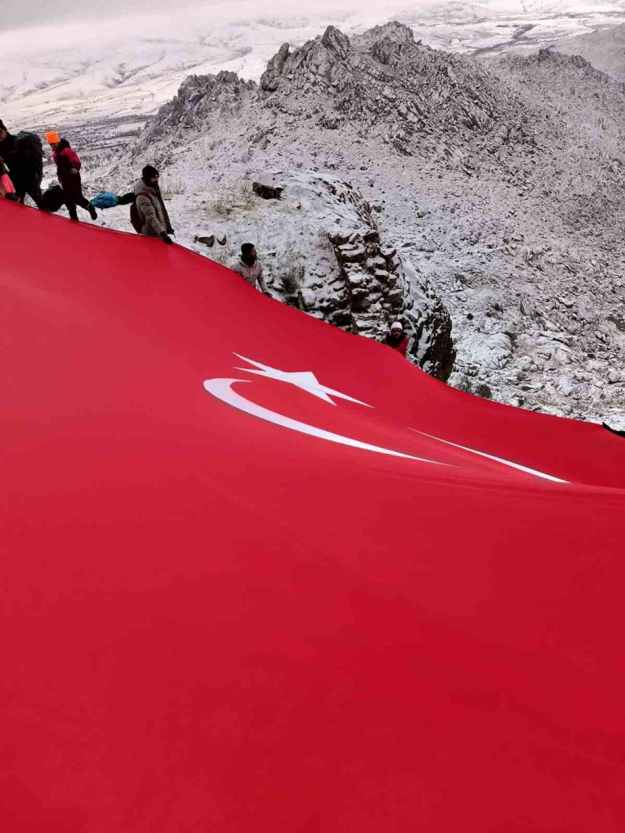 40 Kişilik Ekip Gönül Dağı’nın Zirvesine Tırmanarak Dev Türk Bayrağı Açtı