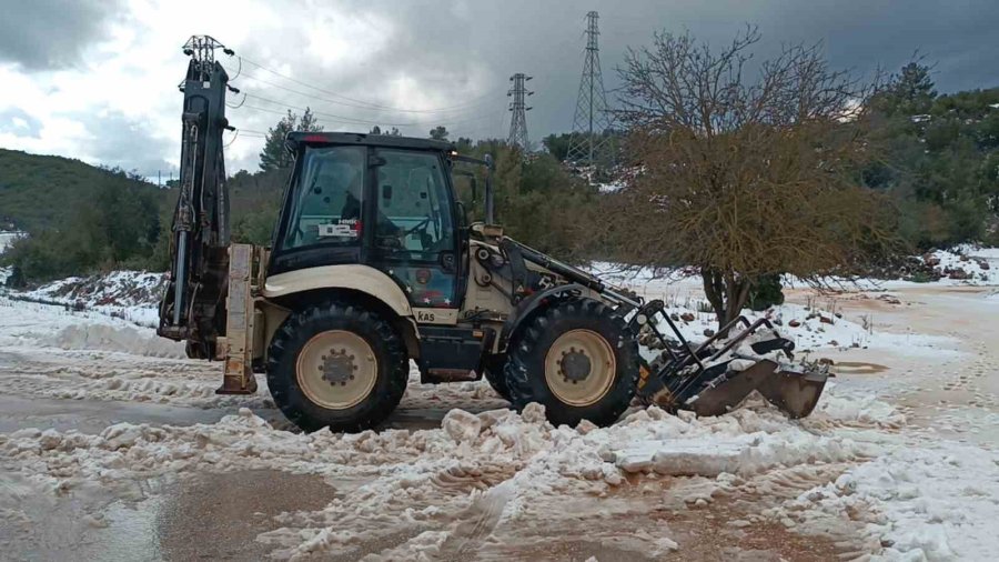 Bir Anda Etkili Olan Dolu Yağışı Karayolunu Trafiğe Kapattı