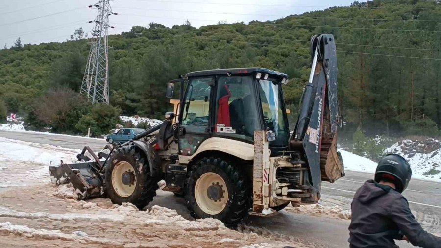 Bir Anda Etkili Olan Dolu Yağışı Karayolunu Trafiğe Kapattı