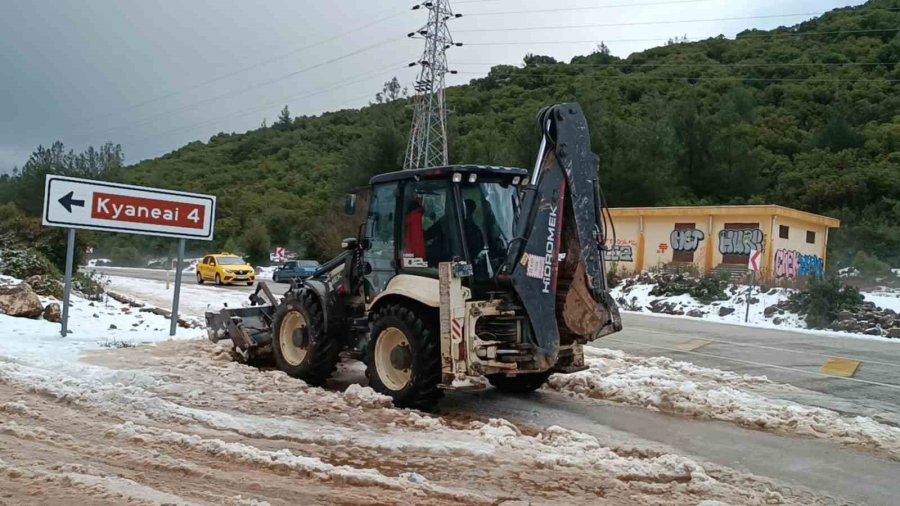 Bir Anda Etkili Olan Dolu Yağışı Karayolunu Trafiğe Kapattı