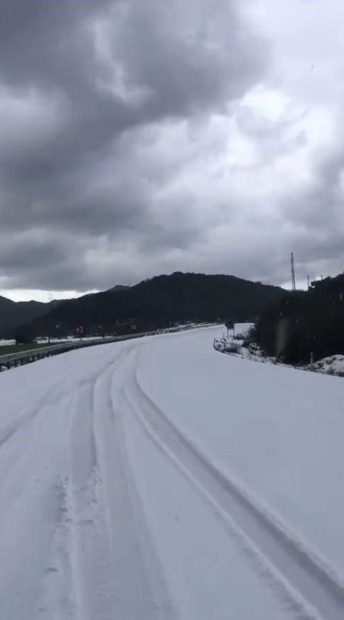 Bir Anda Etkili Olan Dolu Yağışı Karayolunu Trafiğe Kapattı