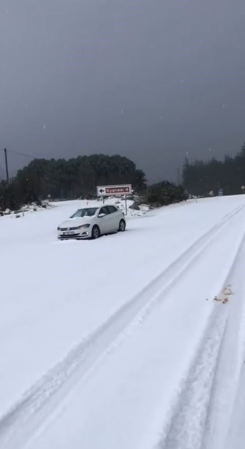 Bir Anda Etkili Olan Dolu Yağışı Karayolunu Trafiğe Kapattı