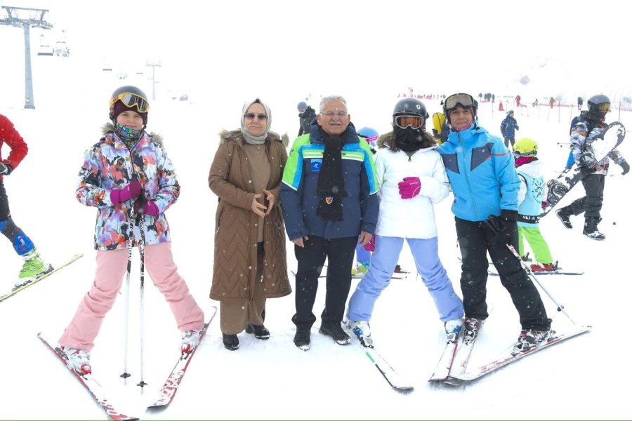 Başkan Büyükkılıç, Erciyes’te Kayak Tutkunlarıyla Bir Araya Geldi