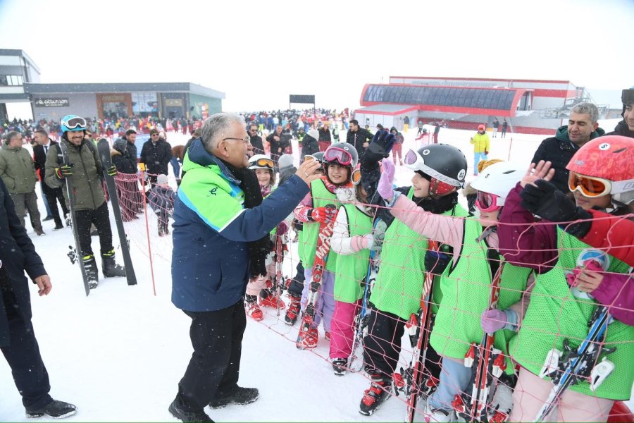 Başkan Büyükkılıç, Erciyes’te Kayak Tutkunlarıyla Bir Araya Geldi