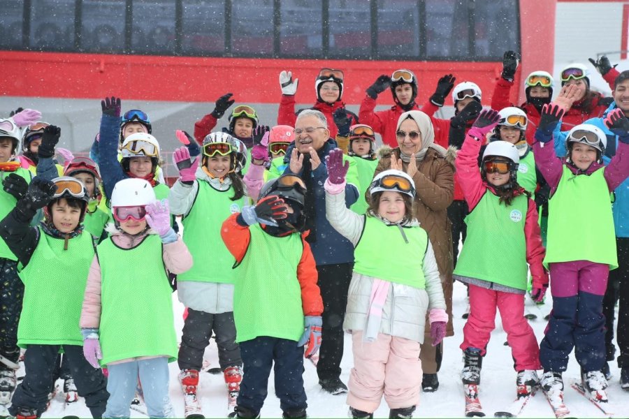 Başkan Büyükkılıç, Erciyes’te Kayak Tutkunlarıyla Bir Araya Geldi