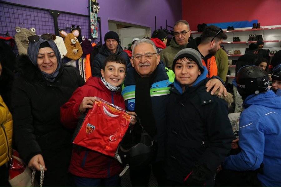 Başkan Büyükkılıç, Erciyes’te Kayak Tutkunlarıyla Bir Araya Geldi