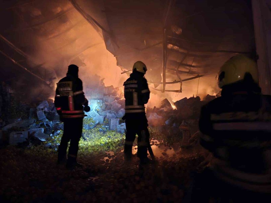 Mersin’deki Yangında Soğutma Çalışmaları Gece De Devam Etti