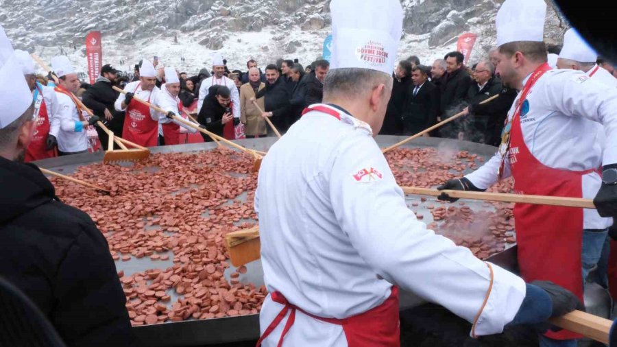 Geleneksel Sivrihisar Dövme Sucuk Festivaline Binlerce Vatandaş Akın Etti