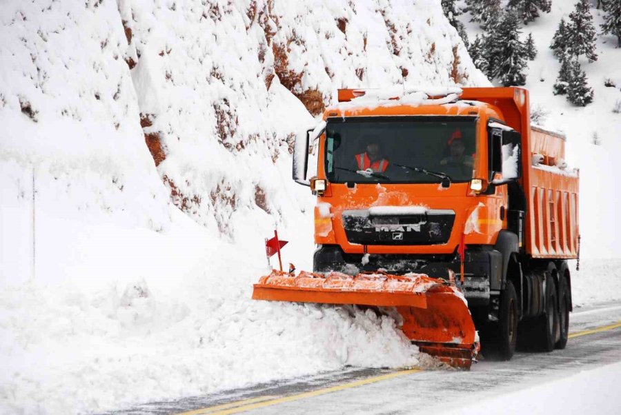 Antalya-konya Kara Yolunda Ekiplerin Yolu Açık Tutma Çabası