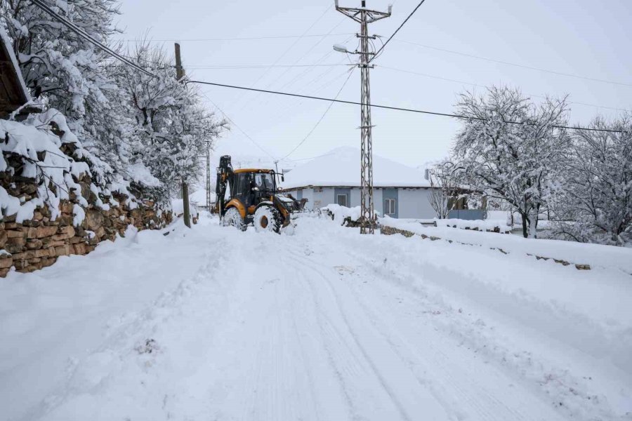 Antalya’da Ekiplerin Karla Mücadelesi