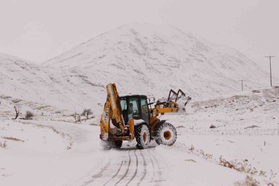 Antalya’da Ekiplerin Karla Mücadelesi