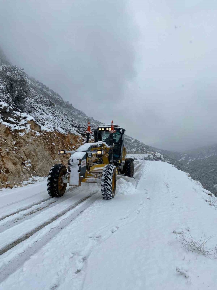 Antalya’da Ekiplerin Karla Mücadelesi