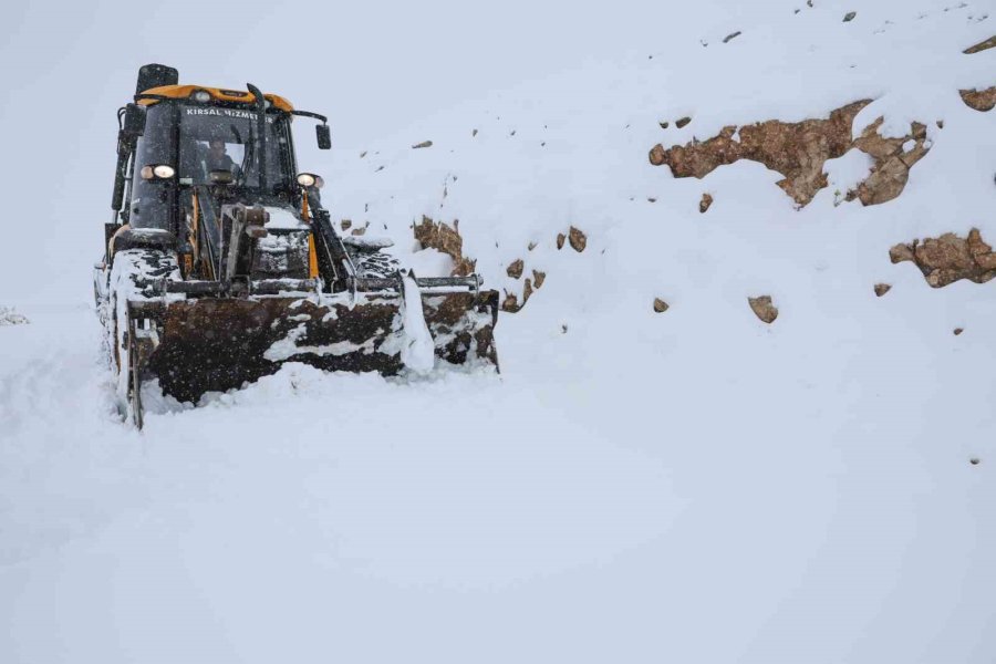 Antalya’da Ekiplerin Karla Mücadelesi