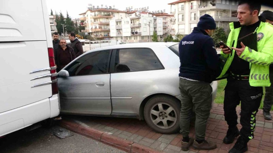 Kaldırımdaki Çöp Konteynerleri Şarampole Yuvarlanmasını Önledi, O Anlar Kamerada