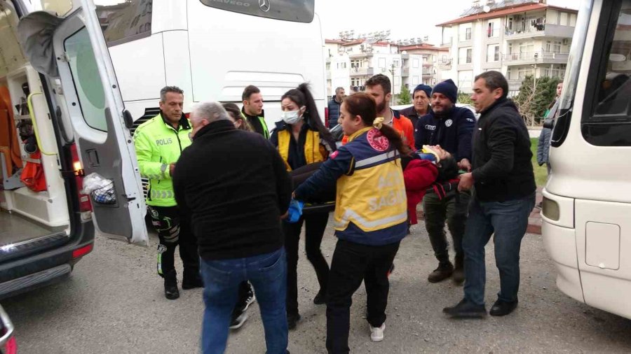 Kaldırımdaki Çöp Konteynerleri Şarampole Yuvarlanmasını Önledi, O Anlar Kamerada