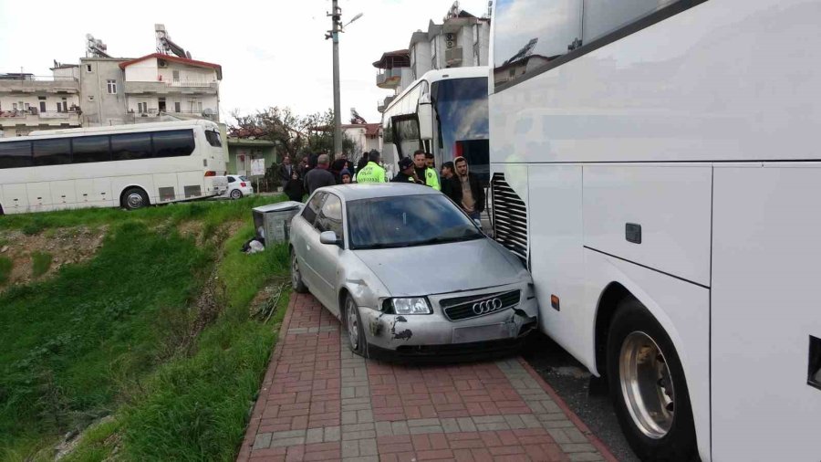 Kaldırımdaki Çöp Konteynerleri Şarampole Yuvarlanmasını Önledi, O Anlar Kamerada