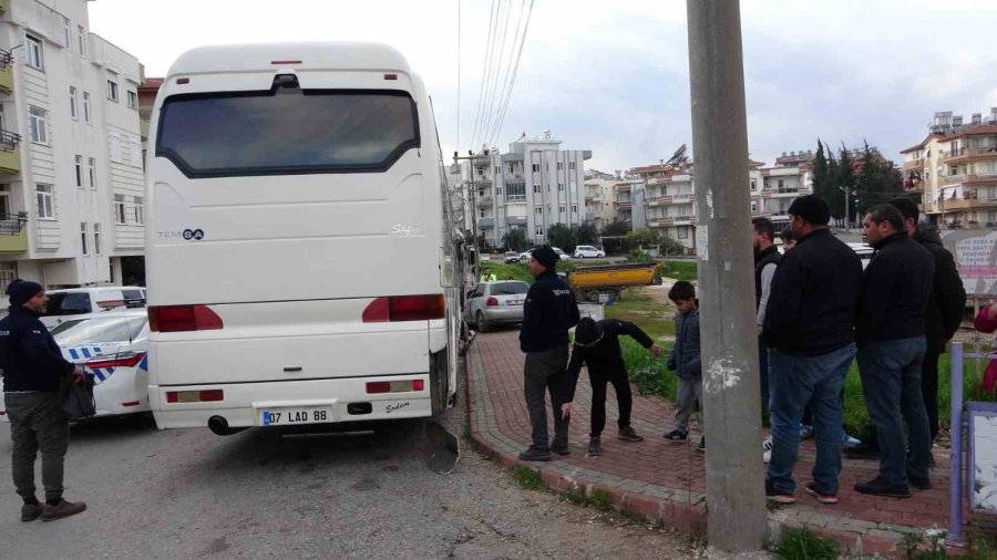 Kaldırımdaki Çöp Konteynerleri Şarampole Yuvarlanmasını Önledi, O Anlar Kamerada