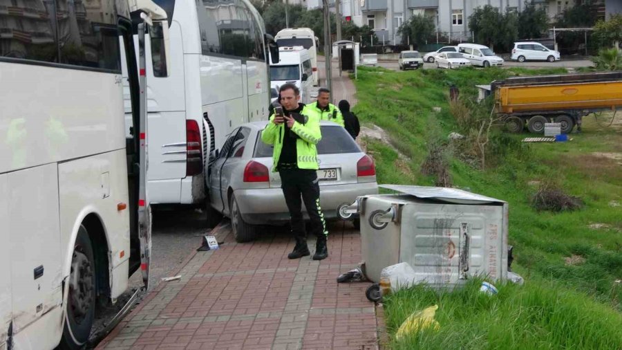 Kaldırımdaki Çöp Konteynerleri Şarampole Yuvarlanmasını Önledi, O Anlar Kamerada