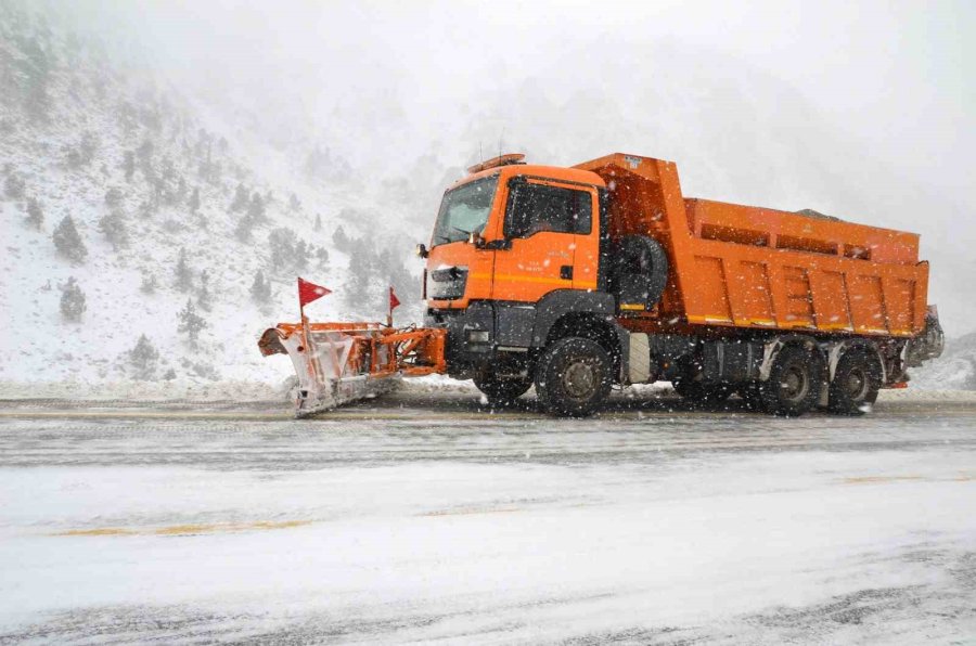 Antalya-konya Kara Yolunda Ekiplerin Yolu Açık Tutma Çabası