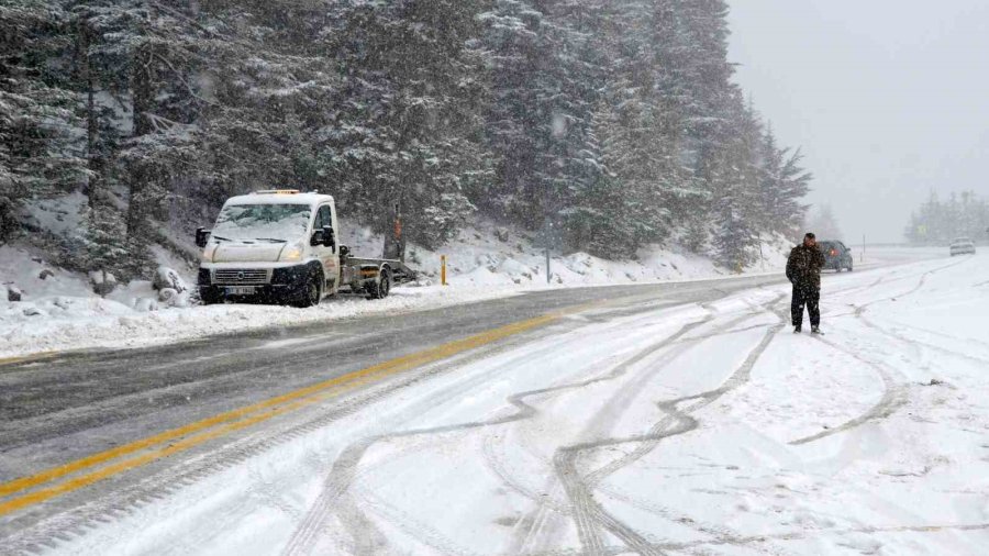 Antalya-konya Kara Yolunda Ekiplerin Yolu Açık Tutma Çabası