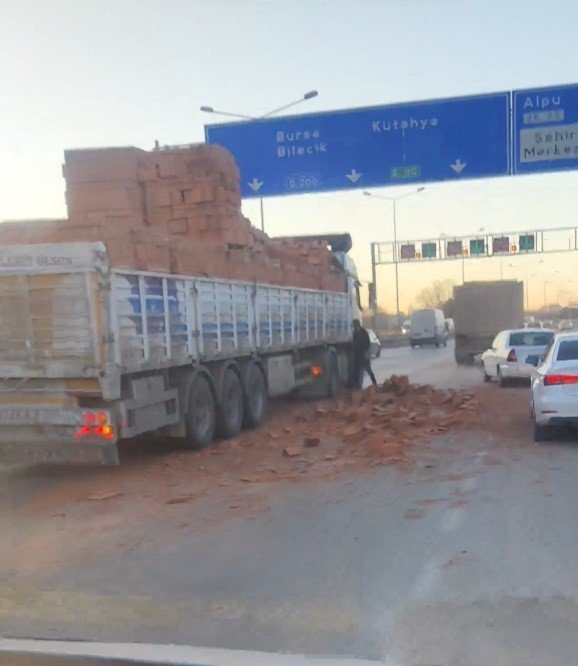 Eskişehir’de Tır Dorsesinden Dökülen Tuğlalar Trafiği Olumsuz Etkiledi