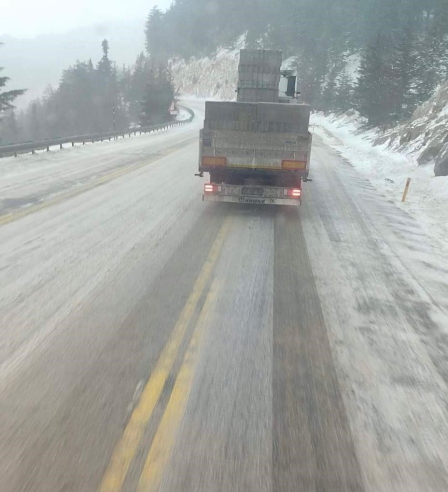 Antalya-konya Kara Yolunda Ekiplerin Yolu Açık Tutma Çabası