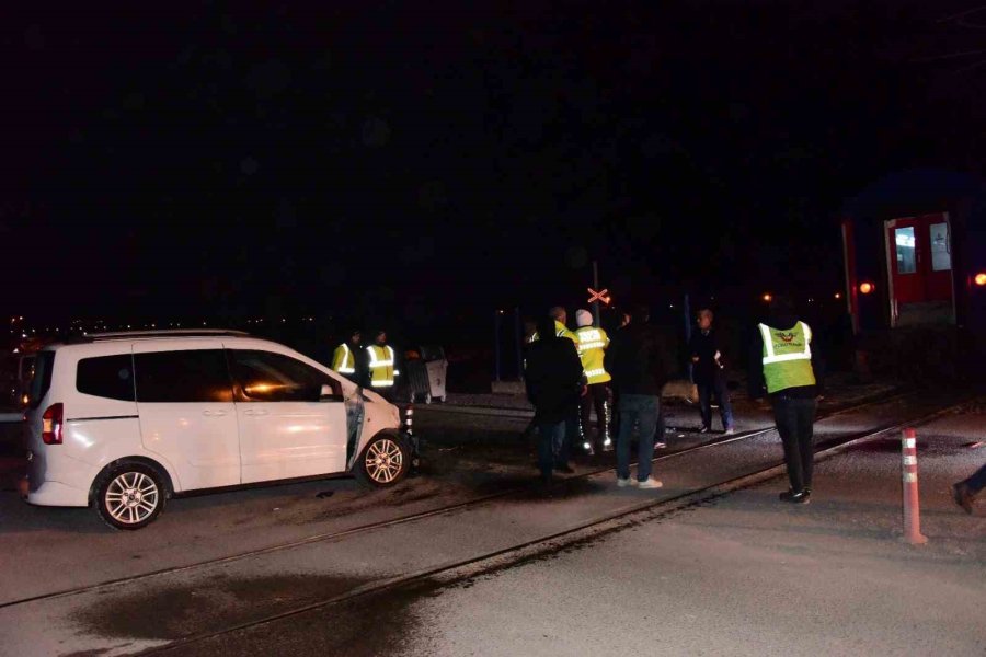 Doğu Ekspresi Hafif Ticari Araca Çarptı, Demiryolu 1 Saat Ulaşıma Kapandı