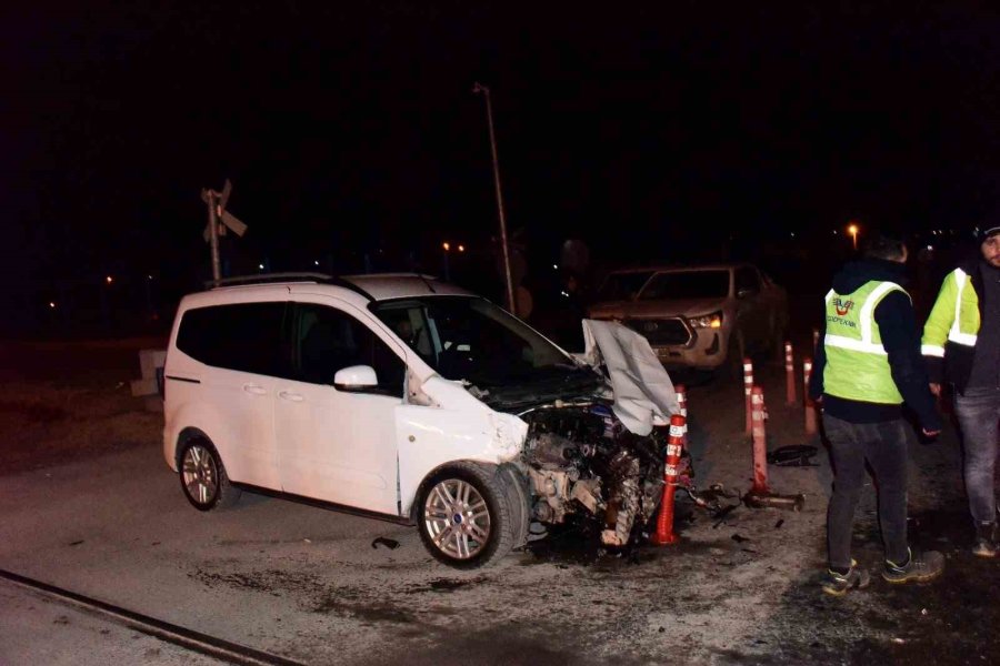 Doğu Ekspresi Hafif Ticari Araca Çarptı, Demiryolu 1 Saat Ulaşıma Kapandı