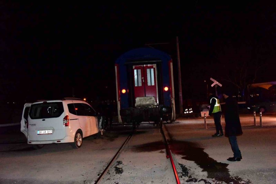 Doğu Ekspresi Hafif Ticari Araca Çarptı, Demiryolu 1 Saat Ulaşıma Kapandı