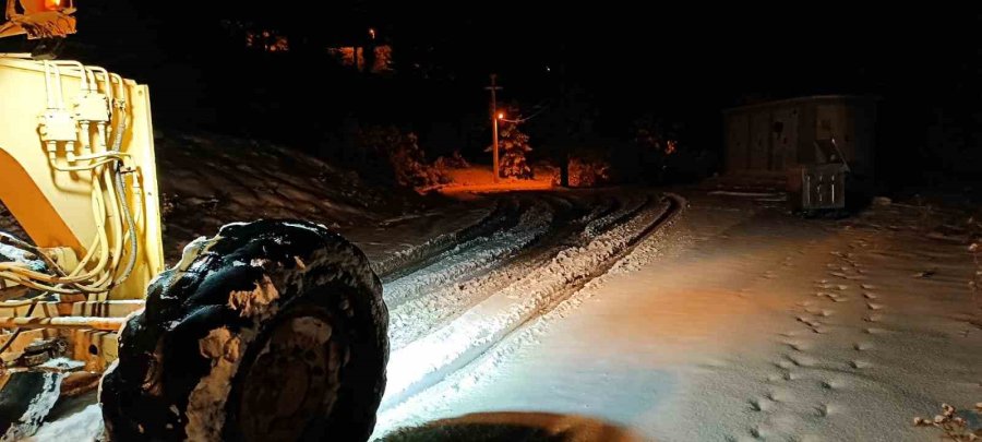 Kemer Belediyesi, Kar Yağışı Nedeniyle Kapanan Yayla Yollarını Temizledi