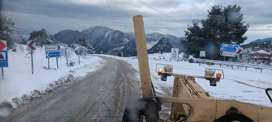 Kemer Belediyesi, Kar Yağışı Nedeniyle Kapanan Yayla Yollarını Temizledi