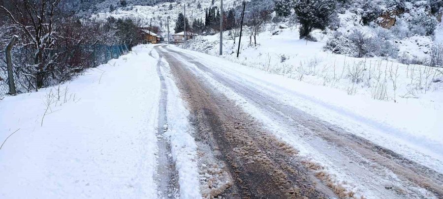 Kemer Belediyesi, Kar Yağışı Nedeniyle Kapanan Yayla Yollarını Temizledi